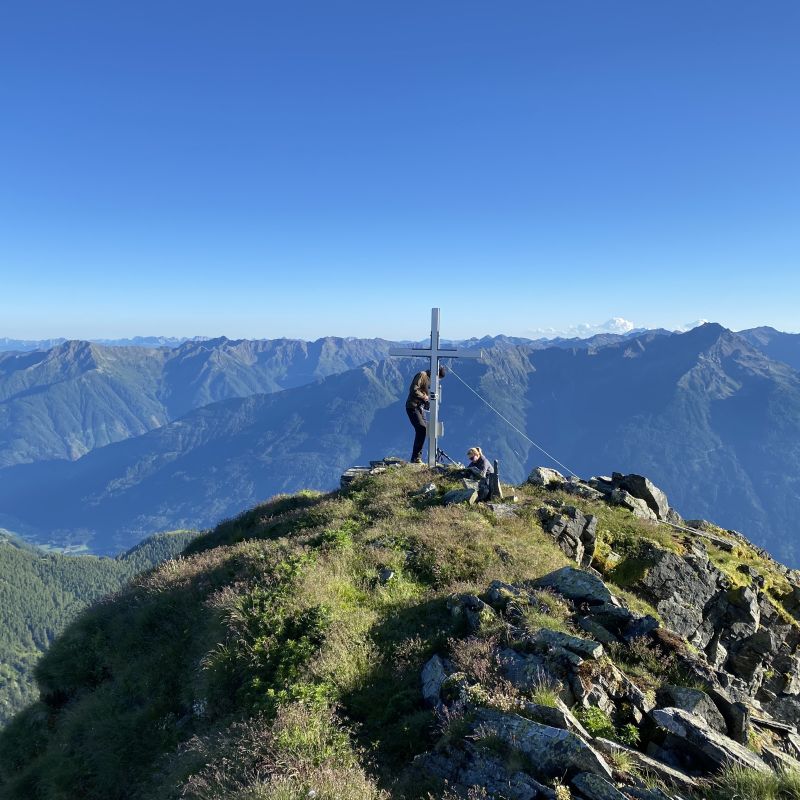 Der markante Aussichtsberg in den Hohen Tauern besticht durch den Kontrast aus sanften, grünen Almwiesen und schroffen Felswänden.