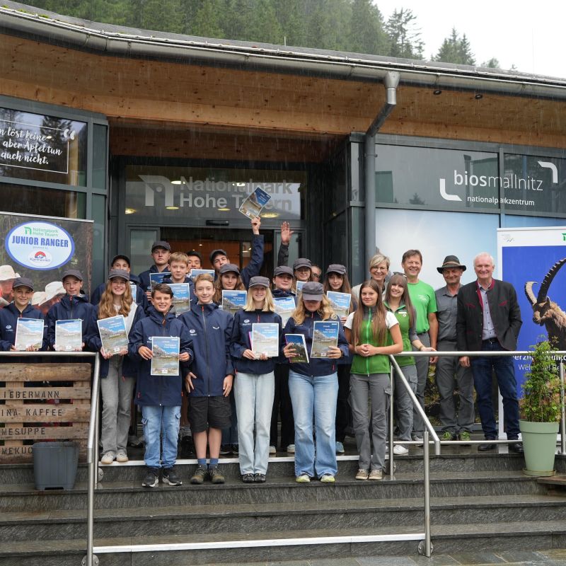 Zum feierlichen Abschluss bekamen die Jugendlichen ihr Zertifikat als Kärntnermilch‑Junior‑Ranger:in – ein Zeichen ihrer Naturverbundenheit und ihres Einsatzes für den Nationalpark Hohe Tauern.